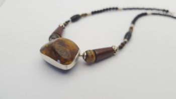 collier médaillon ambre serti