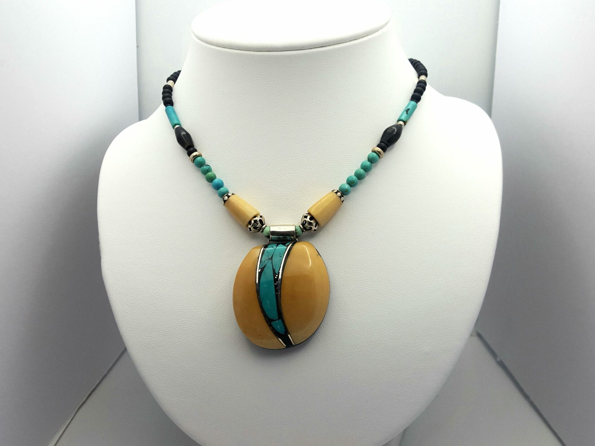 Collier-médaillon " Ivurq" – Image 2