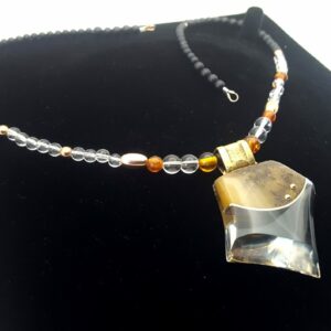 collier médailon ambre cristal