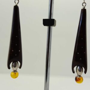 boucles fusée amourette ; BO amourette en forme de fusée . Dans son cercle en bas se logent une olive argent et une perle en ambre . Attaches dormeuses ; elles sont suspendues sur leur présentoire