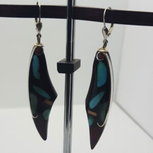 boucles turquoises amourette longues sur leur support de présentation