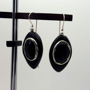 boucles d'oreilles pendantes . Onyx serti d'étain encastré dans un ovale d'ébène . Attache argent