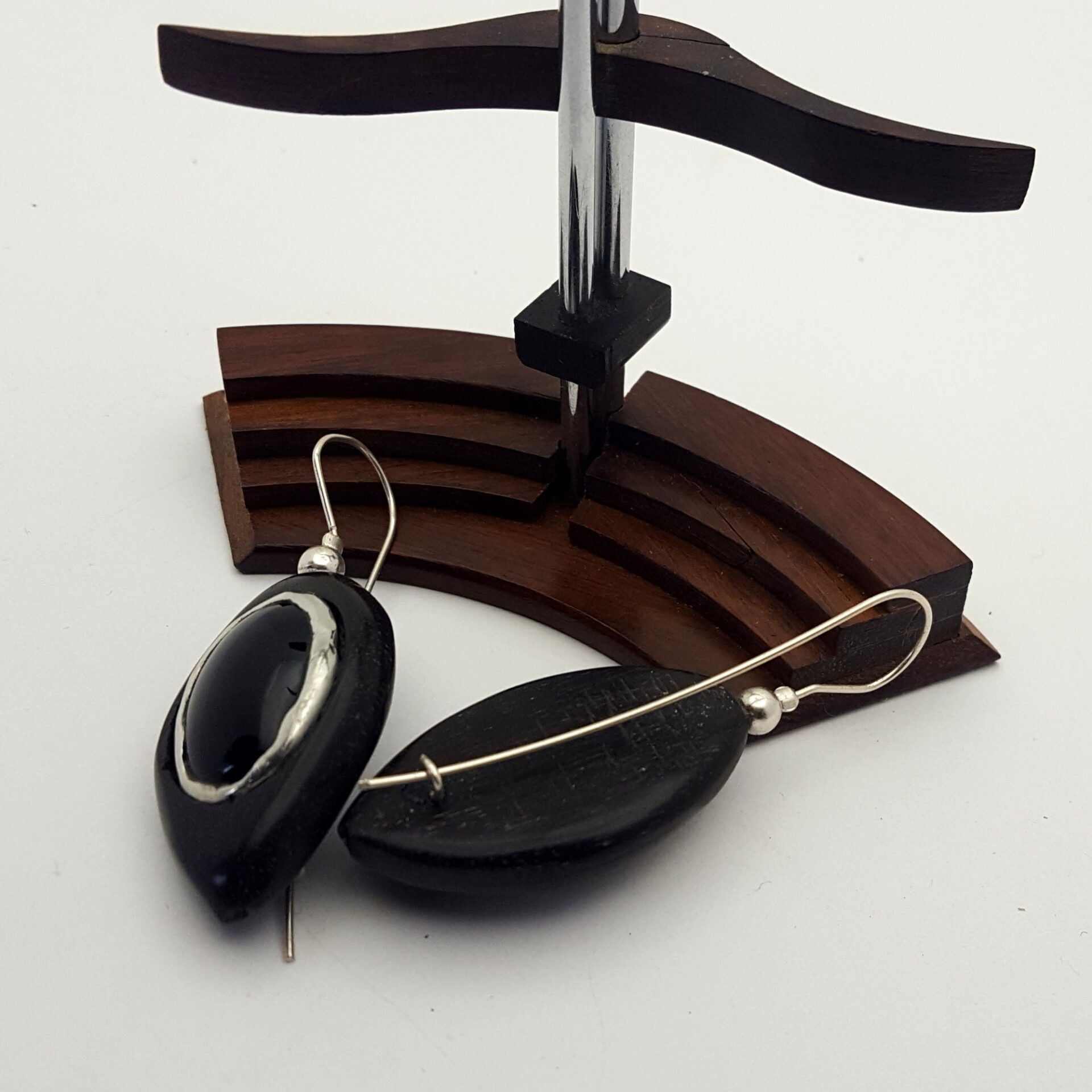 boucles d'oreilles pendantes . Onyx serti d'étain encastré dans un ovale d'ébène . Attache argent . BO de dos ébène .