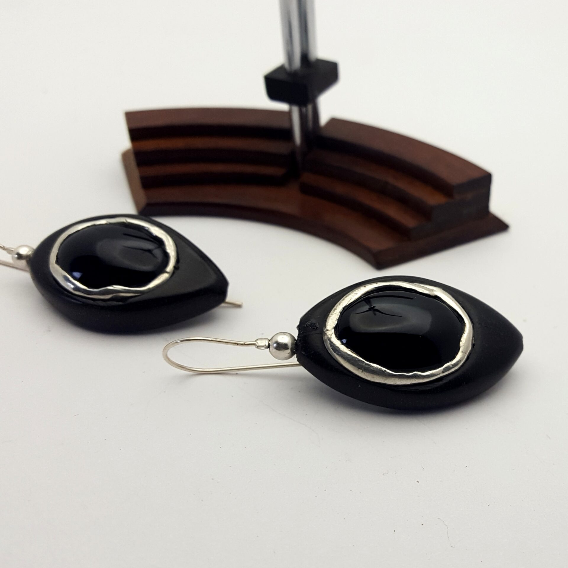 boucles d'oreilles pendantes . Onyx serti d'étain encastré dans un ovale d'ébène . Attache argent . détail serti .
