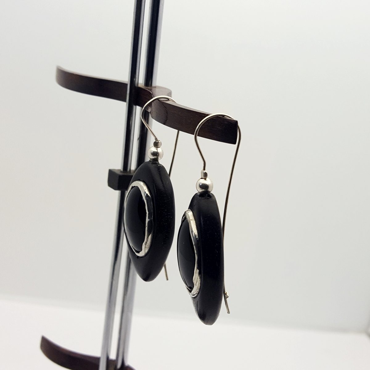 boucles d'oreilles pendantes . Onyx serti d'étain encastré dans un ovale d'ébène . Attache argent