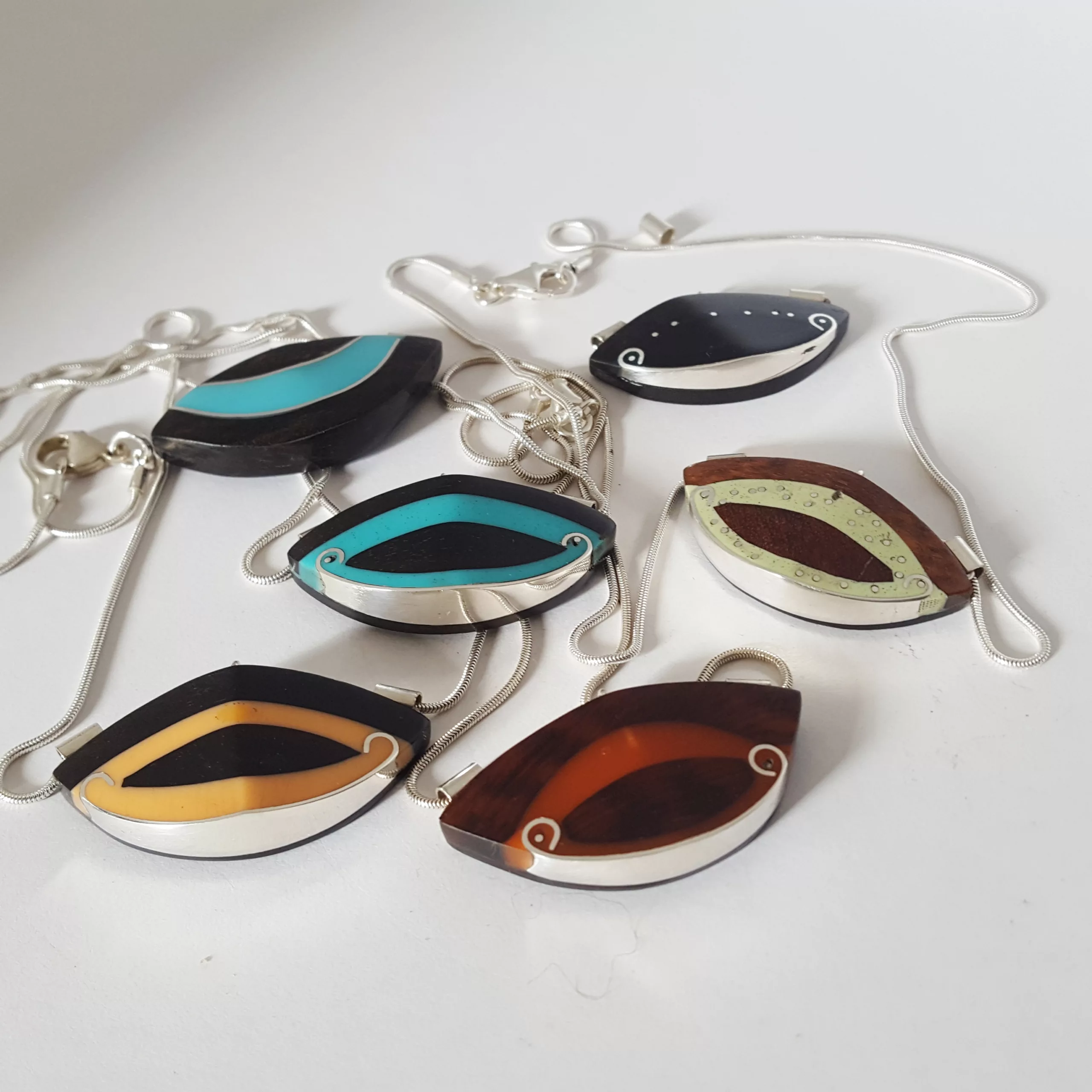 médaillon couleur page ébène époxy